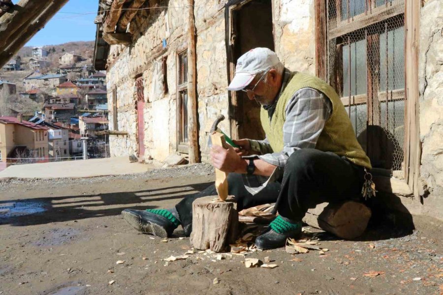 Babasından Öğrendiği Tahta Kaşıkçılığı Yaşatıyor