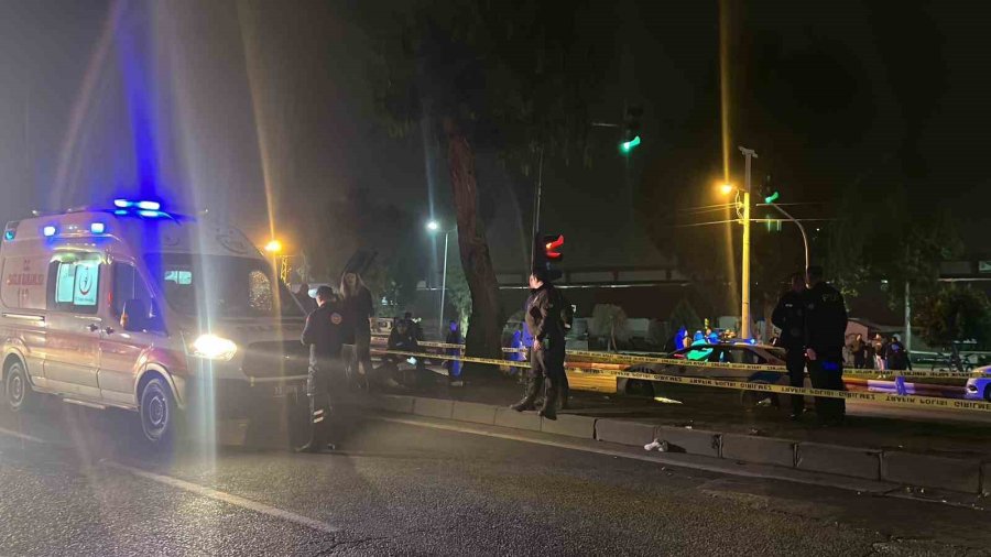 Araç Yaya Geçidinden Geçmek İsteyen Vatandaşlara Çarptı: 3 Ölü, 3 Yaralı