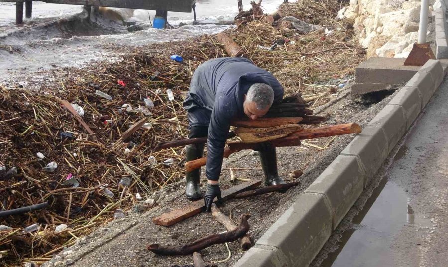 Sel Sonrası ’milyonluk’ Yazlıkların Önünde ’ekmek’ Mücadelesi