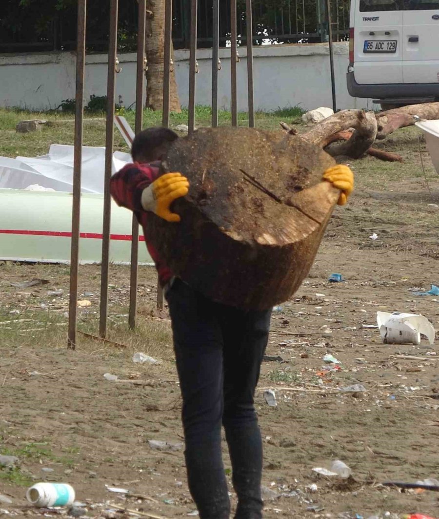 Sel Sonrası ’milyonluk’ Yazlıkların Önünde ’ekmek’ Mücadelesi