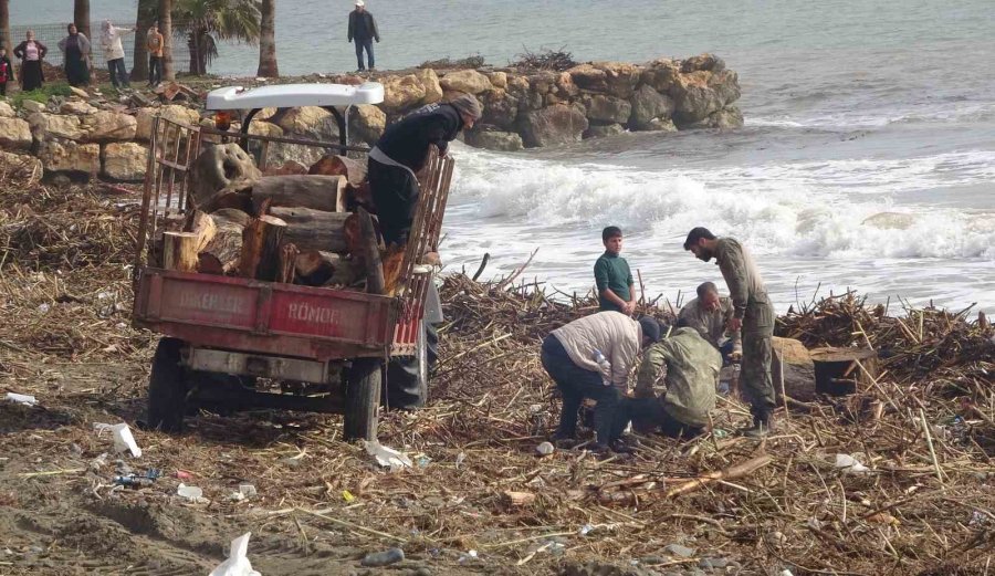 Sel Sonrası ’milyonluk’ Yazlıkların Önünde ’ekmek’ Mücadelesi