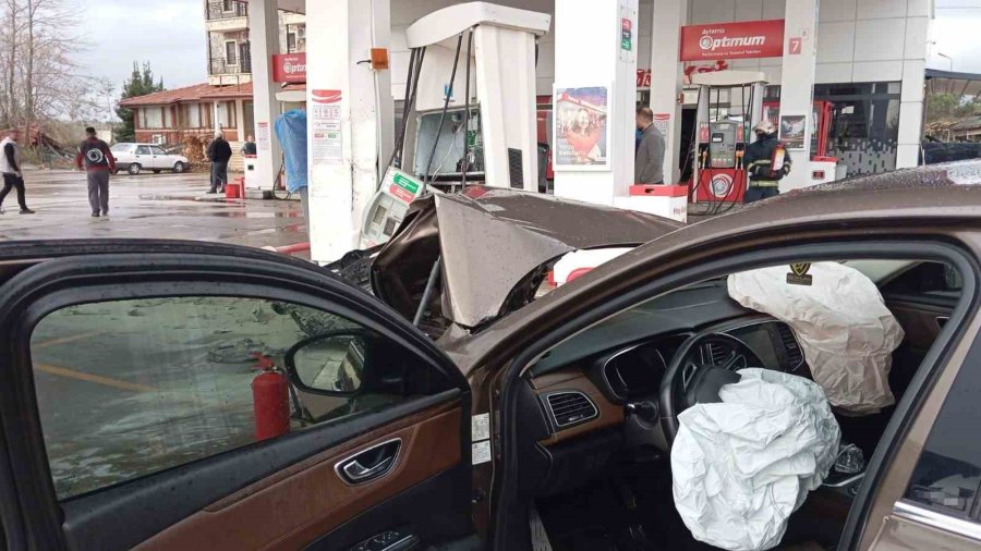 Otomobil Akaryakıt İstasyonuna Daldı, Facianın Eşiğinden Dönüldü