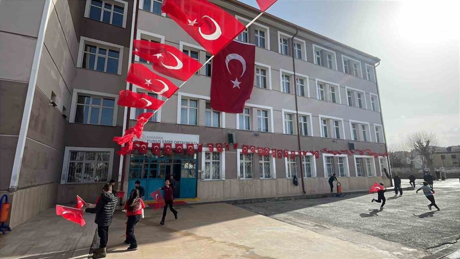 Öğrencilerin Okul Heyecanı Ay Yıldızlı Türk Bayrağıyla Taçlandı