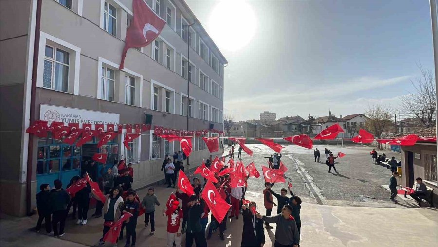 Öğrencilerin Okul Heyecanı Ay Yıldızlı Türk Bayrağıyla Taçlandı