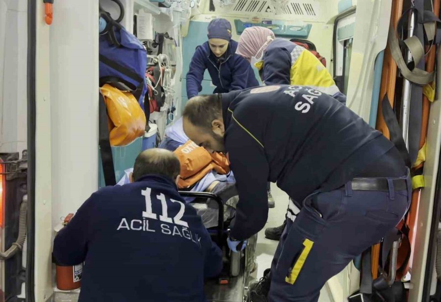 Birlikte Yaşadığı Kadınla Tartışıp Cama Yumruk Atan Şahıs Ağır Yaralandı