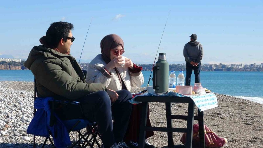 Antalya’da Karlı Dağların Gölgesinde Deniz Keyfi