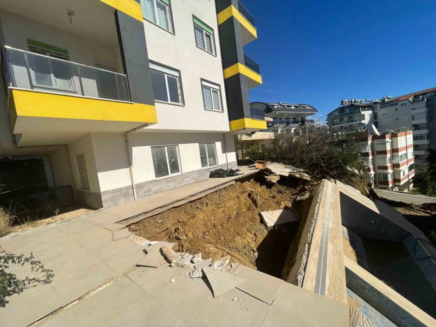 Sağanak Sonrası Apartman Bahçesindeki Havuz Çöktü, 7 Katlı Apartman Tahliye Edildi