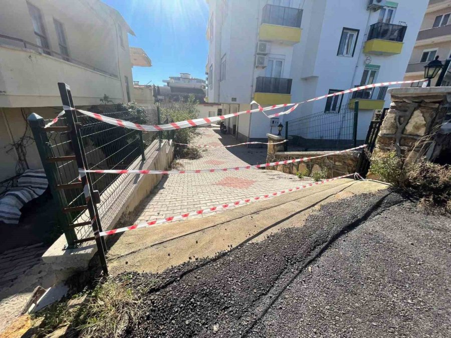 Sağanak Sonrası Apartman Bahçesindeki Havuz Çöktü, 7 Katlı Apartman Tahliye Edildi