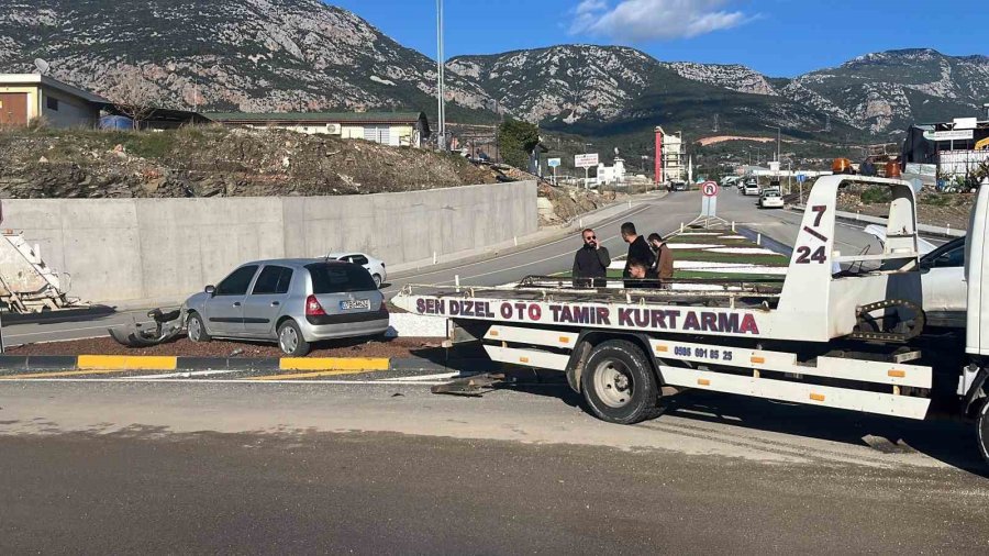 Alanya’da Suv Araç İle Otomobil Çarpıştı: 3 Yaralı
