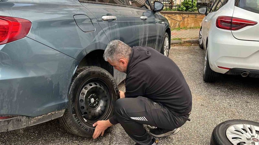 Alanya’da Araçların Lastiklerini Kesen, Tuvalete Zarar Verip, Marketten Yiyecek Ve İçecek Alan 3 Şüpheli Yakalandı