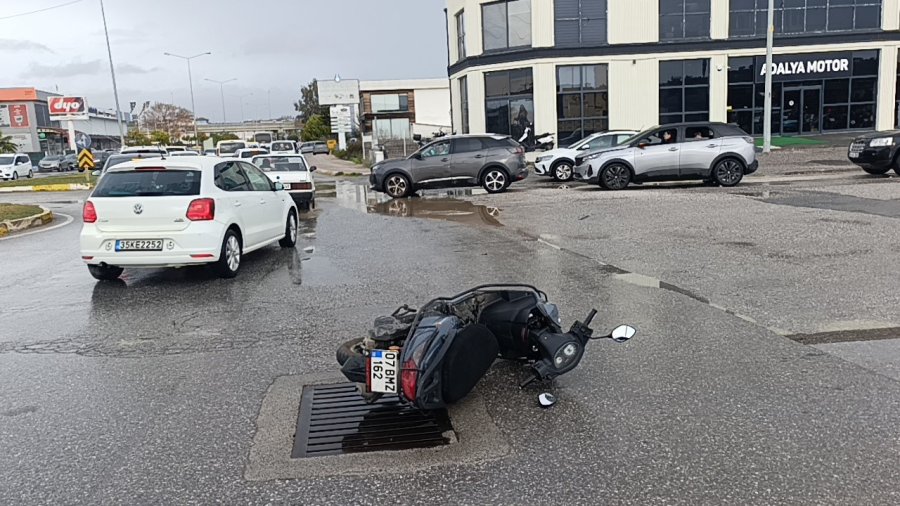 Manavgat’ta Otomobille Çarpışan Motosikletli Yaralandı