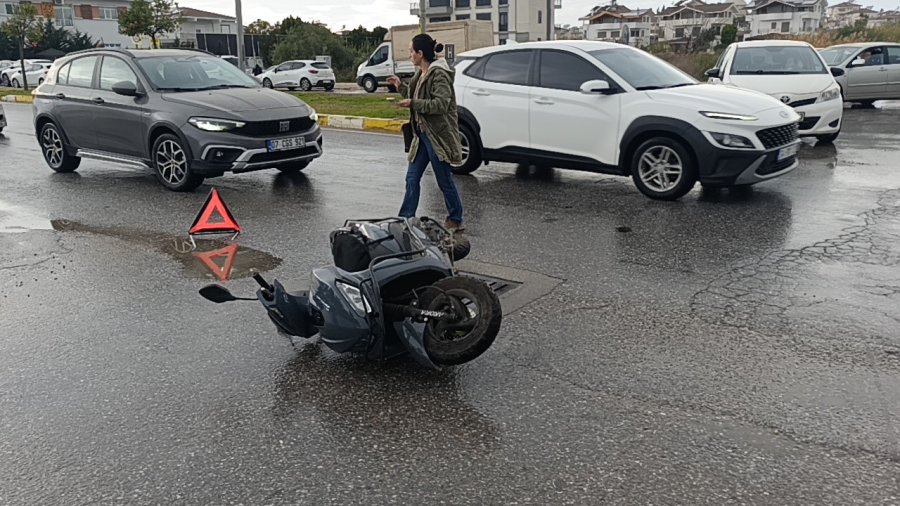 Manavgat’ta Otomobille Çarpışan Motosikletli Yaralandı