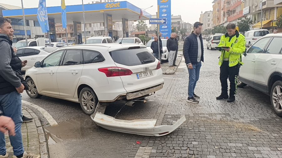 Ters Yönden Gelen Motosikletin Otomobille Çarpışma Anı Kamerada: 1 Yaralı