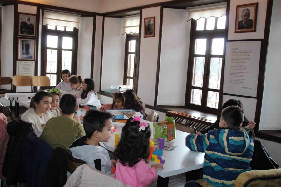 Bor İlçe Halk Kütüphanesi’nden Annelere Eğitim, Çocuklara Eğlence