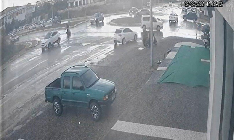 Manavgat’ta Otomobille Çarpışan Motosikletli Yaralandı