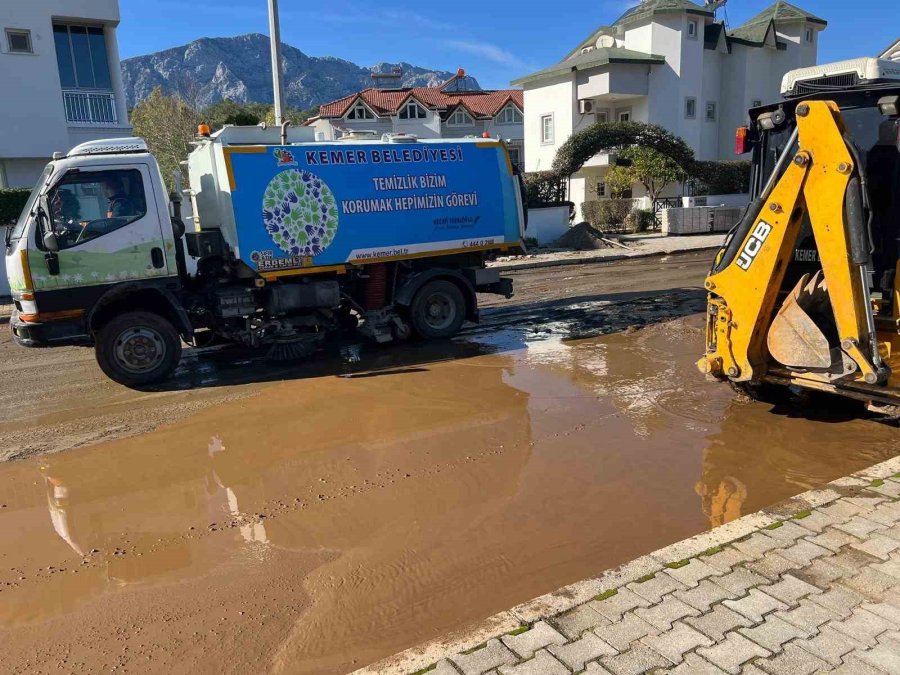 Kemer’de Şiddetli Yağış Sonrası Dağlardan İnen Kum Ve Balçıklar Temizleniyor