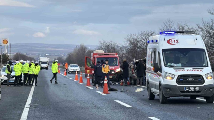 Refüje Çarpan Hafif Ticari Araç İle Tır Çarpıştı: 1 Ölü