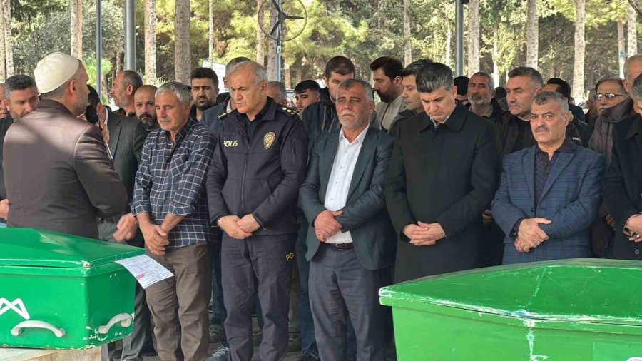 Mersin’deki Kazadan Acı Hikaye: İkizleri Ölüm Ayırdı, 3 Cenaze Yan Yana Defnedildi