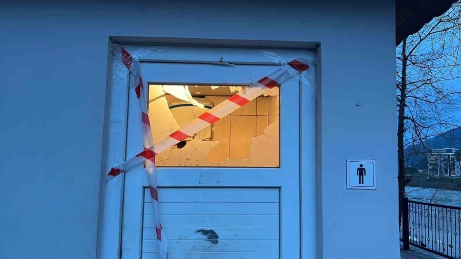 Alanya’da Araçların Lastiklerini Kesen, Tuvalete Zarar Verip, Marketten Yiyecek Ve İçecek Alan 3 Şüpheli Yakalandı