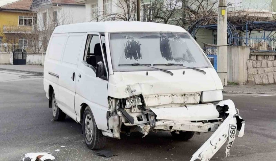 Aksaray’da Kamyonet İle Hafif Ticari Araç Çarpıştı: 3 Yaralı