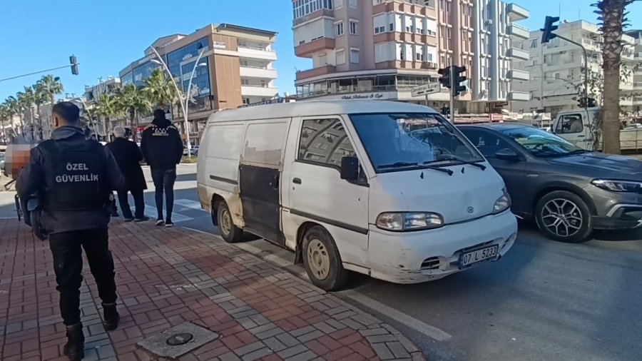 Motosikletli Kamyonetin Altında Kalmaktan Son Anda Kurtuldu