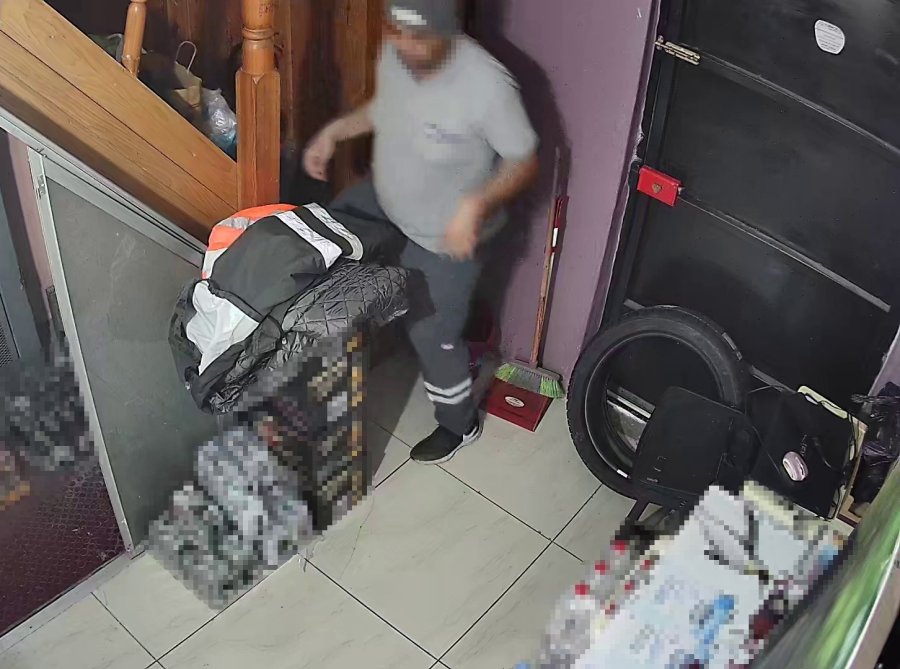 Sahibiyle Samimiyet Kurduğu İş Yerinden Önce Çöpleri, Sonra 250 Karton Sigarayı Çıkarttı