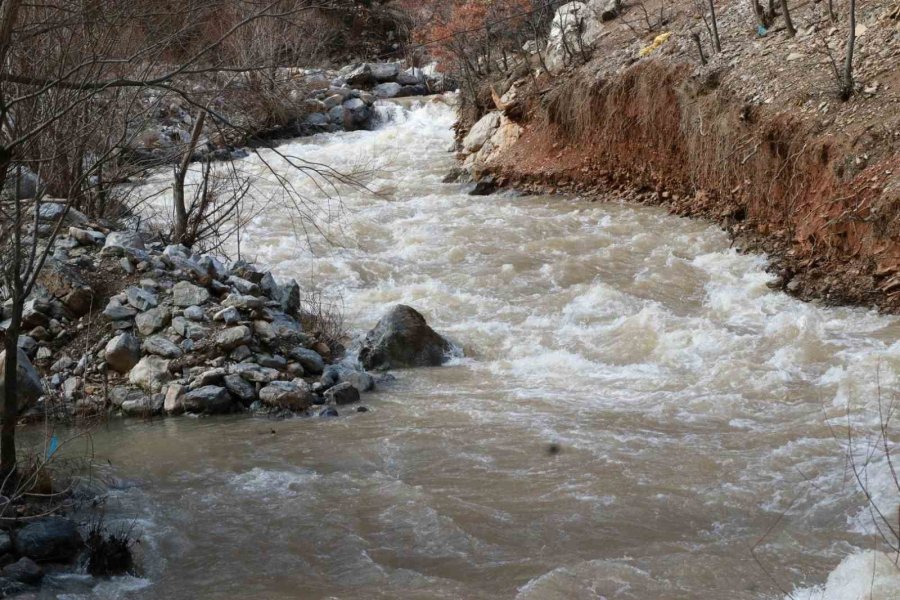 Konya’da Eriyen Kar Suları Göksu Nehri’ni Coşturdu