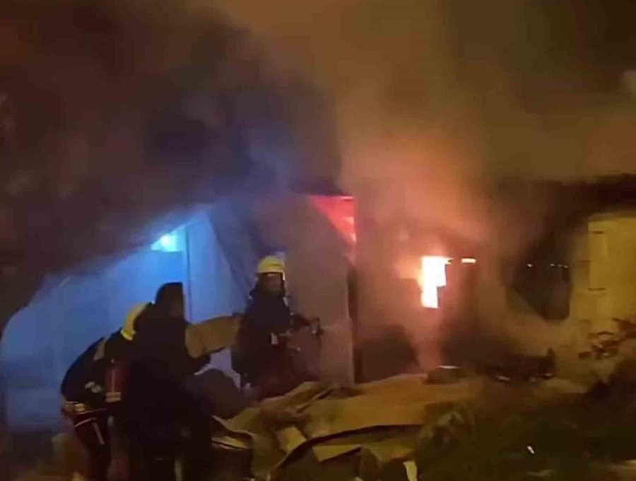 Mersin’de Bir Evin Ambarında Çıkan Yangın Korkuttu