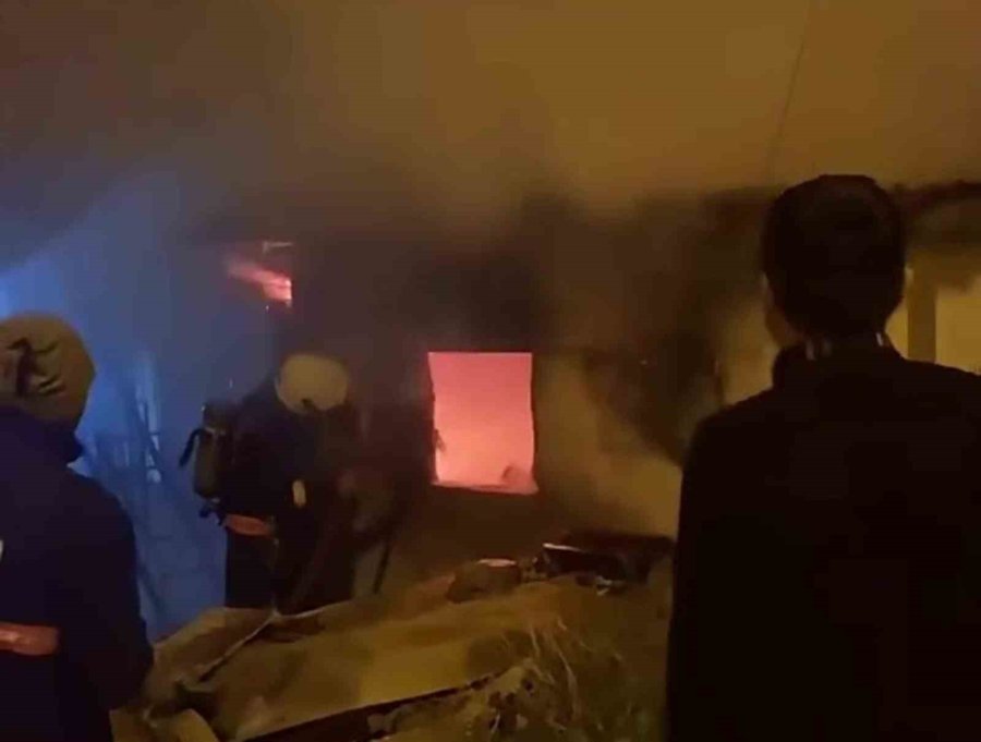 Mersin’de Bir Evin Ambarında Çıkan Yangın Korkuttu