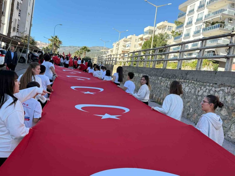 Silifke’de Bayrak Yürüyüşü