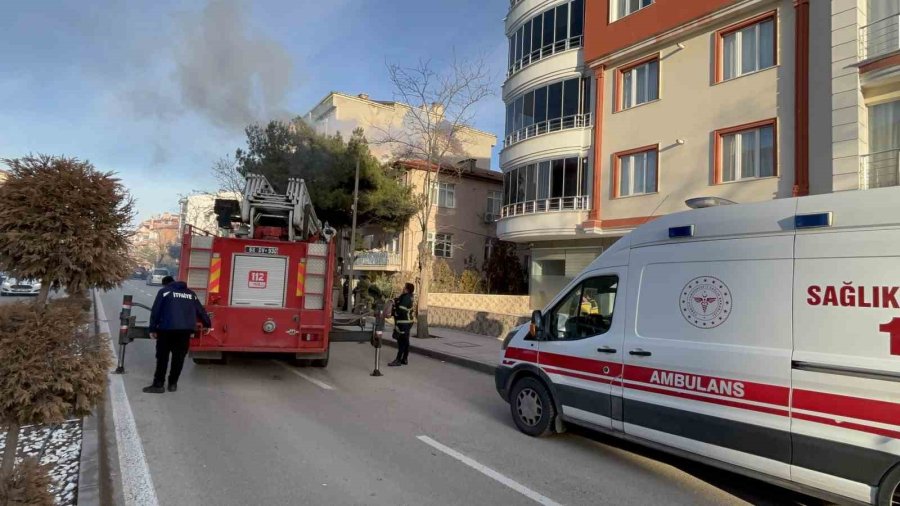 Daireler Tahliye Edildi, İtfaiye Çatıdan Yangına Müdahalede Bulundu