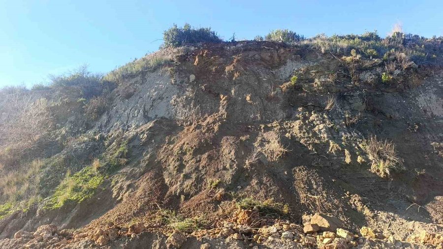 Manavgat’ta Yol Güvenliğini Tehdit Eden Dev Kaya Parçalanıp Kaldırıldı