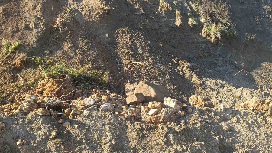 Manavgat’ta Yol Güvenliğini Tehdit Eden Dev Kaya Parçalanıp Kaldırıldı