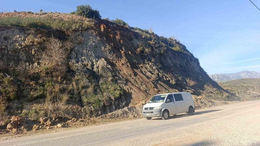Manavgat’ta Yol Güvenliğini Tehdit Eden Dev Kaya Parçalanıp Kaldırıldı