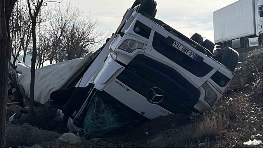 Kontrolden Çıkan Tır Şarampole Devrildi: 2 Yaralı