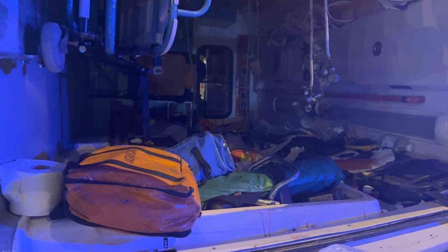 Hasta Taşıyan Ambulansla Otomobil Çarpıştı: 4 Yaralı