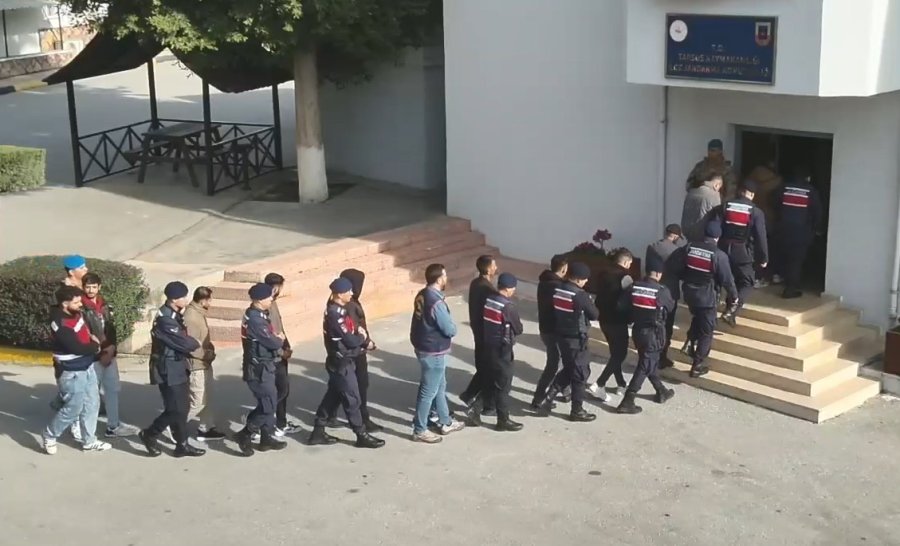 Mersin’de Zehir Tacirlerine Şafak Operasyonu: 43 Gözaltı, 448 Bin Sentetik Hap Ele Geçirildi