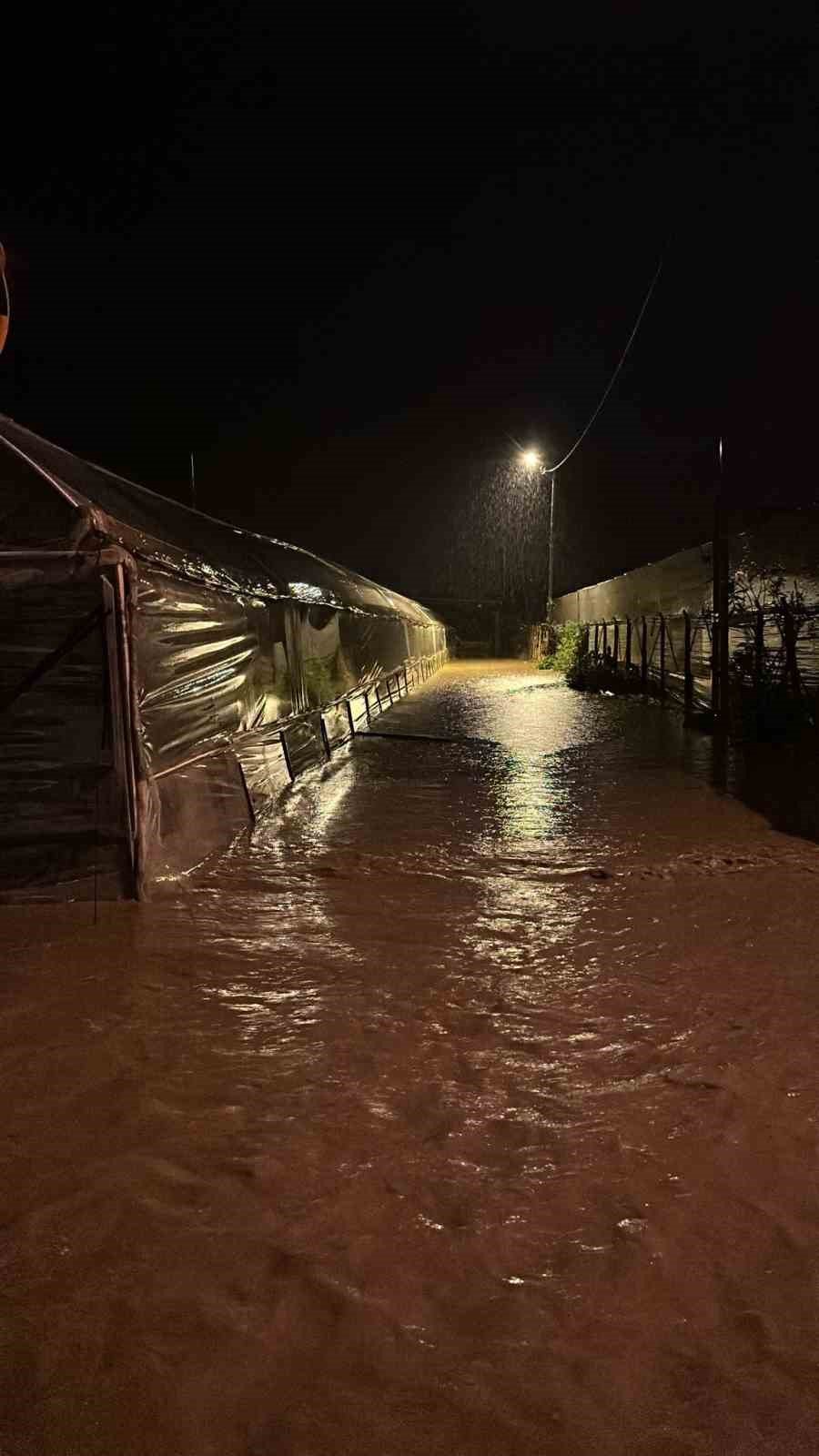 Kumluca’da Yağmur Ve Hortum Seraları Vurdu