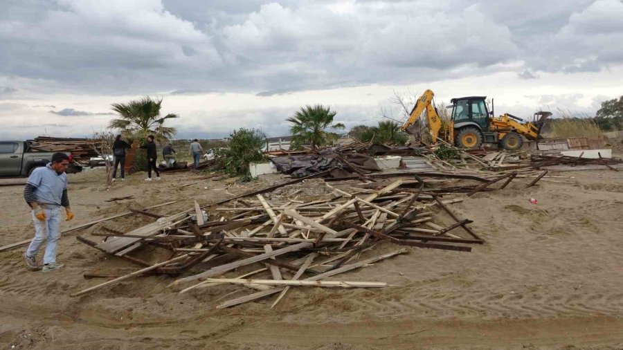 Side Büyük Plajda Günübirlik 15 İşletme Yıkıldı