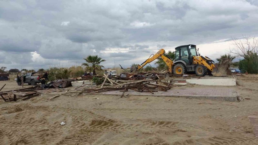 Side Büyük Plajda Günübirlik 15 İşletme Yıkıldı