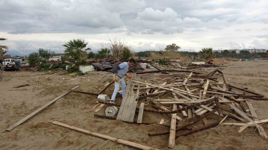 Side Büyük Plajda Günübirlik 15 İşletme Yıkıldı