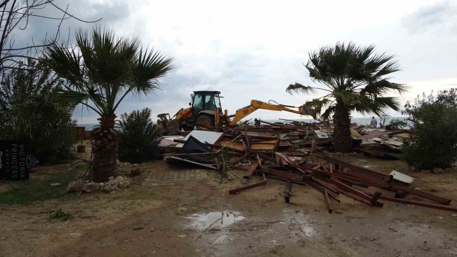 Side Büyük Plajda Günübirlik 15 İşletme Yıkıldı