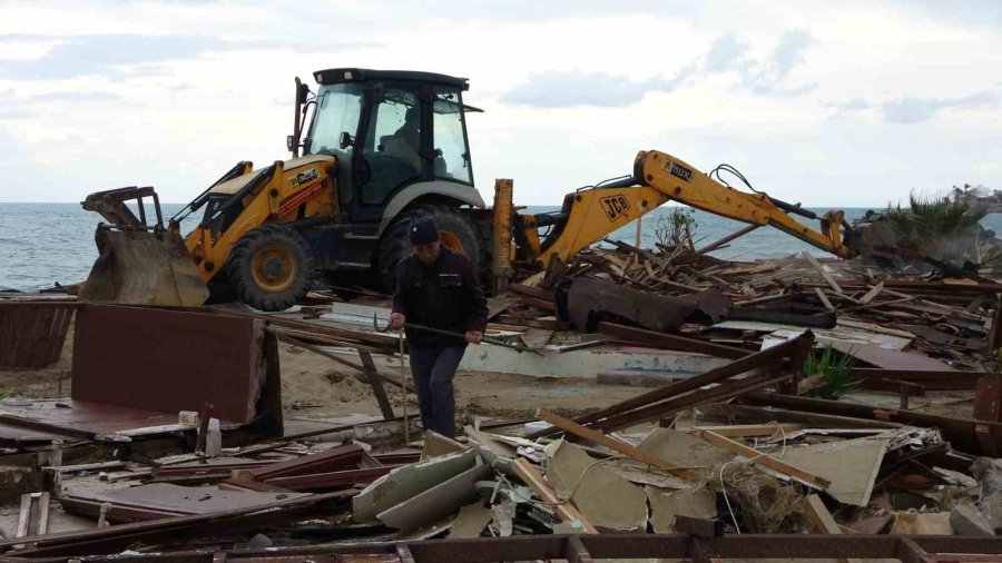 Side Büyük Plajda Günübirlik 15 İşletme Yıkıldı