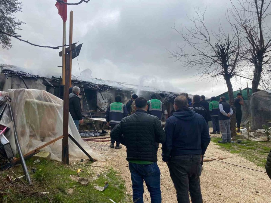 Antalya’da Alev Alev Yanan Tek Katlı Ev Küle Döndü