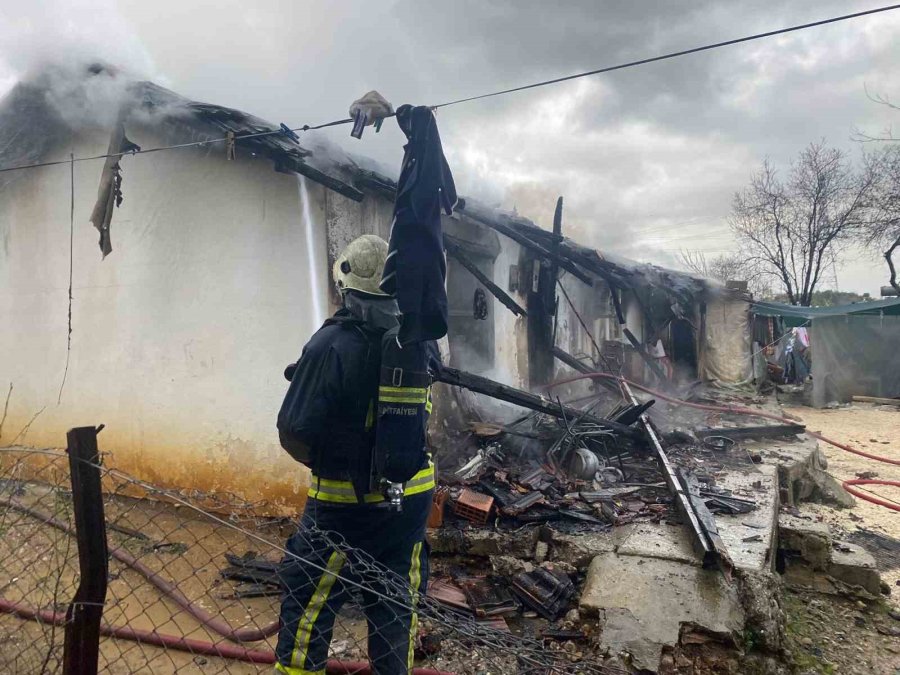 Antalya’da Alev Alev Yanan Tek Katlı Ev Küle Döndü