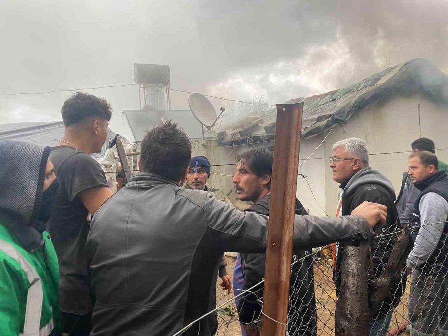 Antalya’da Alev Alev Yanan Tek Katlı Ev Küle Döndü