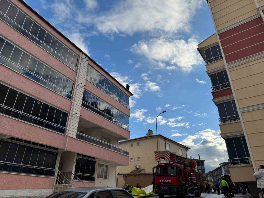 Çatıdan Düşmek Üzereyken Son Anda Emniyet Müdürü Kurtardı