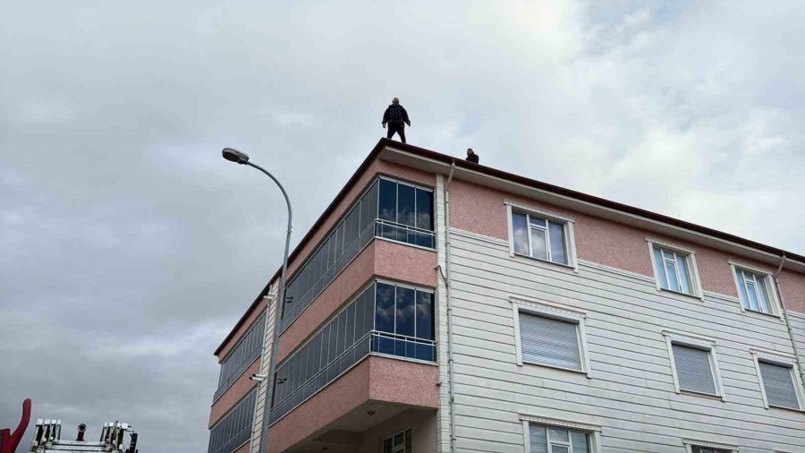Çatıdan Düşmek Üzereyken Son Anda Emniyet Müdürü Kurtardı