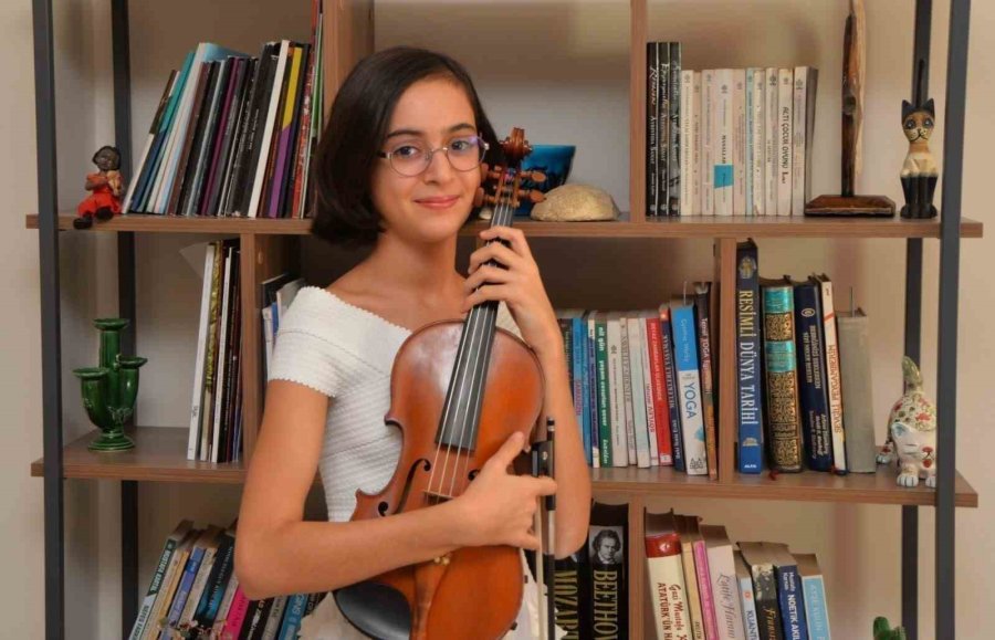 Mersin’de Kazada Hayatını Kaybeden Keman Sanatçısı Laçin Akyol Unutulmadı