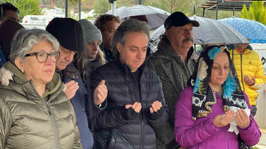 Mersin’de Hayatını Kaybeden Keman Sanatçısı Laçin Akyol, Mezarı Başında Anıldı